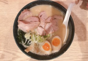 ラーメン激戦区 西新宿7丁目の勝者は 味八 Nadio