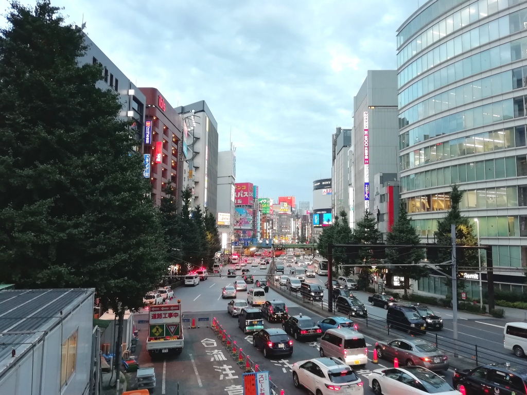 新宿大ガード西交差点の信号が停電するもすぐ復旧 Nadio